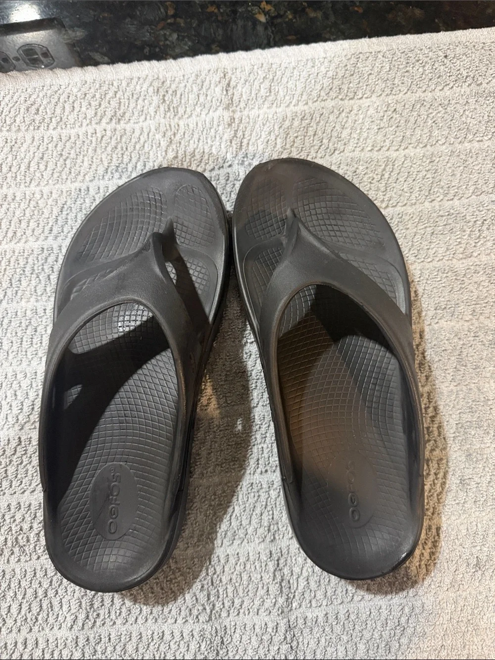 OOFOS black recovery Flip Flops